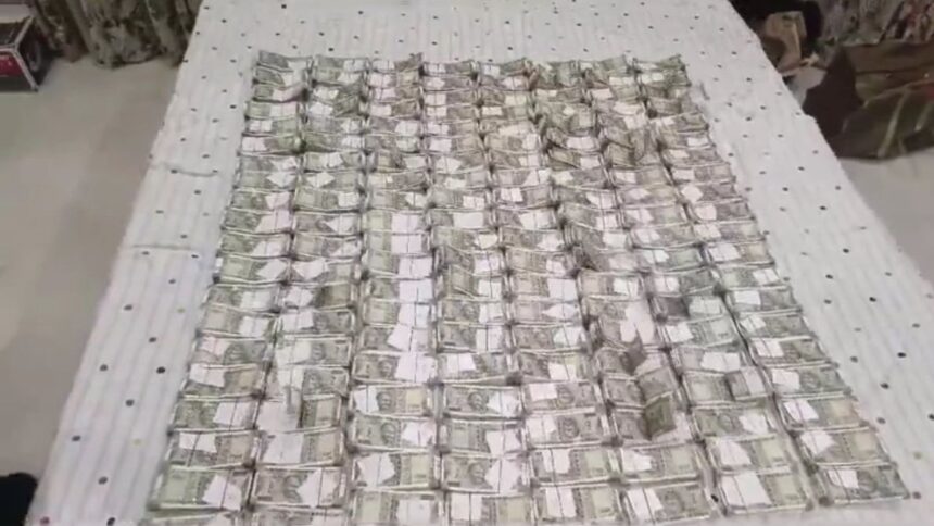 Kuber's treasure found from executive engineer's house in Guwahati, officials were surprised to see the bundle of notes - India TV Hindi