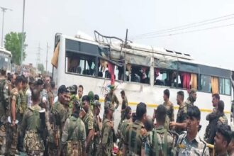 Major accident in Giridih, bus full of soldiers crashes, one dead, many injured