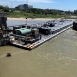 Major boat accident in Texas, 2000 gallons of oil spilled into the river after hitting the bridge - India TV Hindi