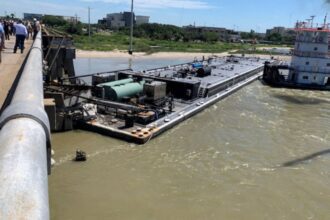 Major boat accident in Texas, 2000 gallons of oil spilled into the river after hitting the bridge - India TV Hindi