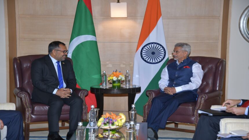 Maldives Foreign Minister Moosa Jamir meets S Jaishankar - India TV Hindi