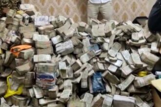 Mountain of notes worth Rs 35 crore 23 lakh recovered, Jharkhand minister's PS servant arrested - India TV Hindi