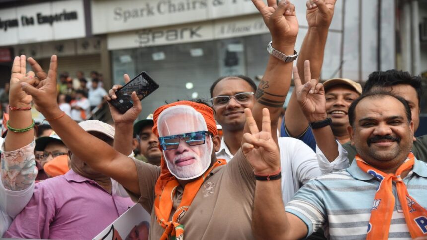 PM Modi's magic was seen in his road show in Patna, the route was extended by 1 kilometer amidst huge crowd.