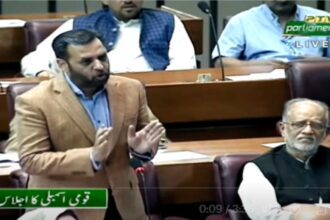 Pakistani leader Syed Mustafa expressed his pain in the Parliament, said - "India is on the moon and we are in the gutter" - India TV Hindi