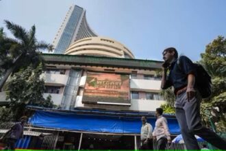 Stock market closed with decline, Sensex dived 118 points, Nifty at 22,200 - India TV Hindi