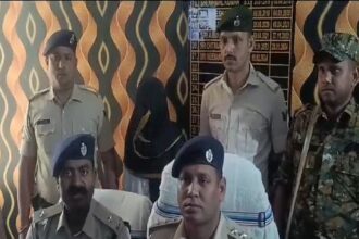 The deal had been done for 6 thousand rupees but the watchman got to know about the act of the father and son, when the police arrived they were shocked!