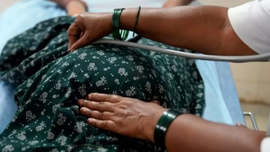 Unmarried woman hid her pregnancy, put the newborn in an envelope and threw it on the road outside her house - India TV Hindi