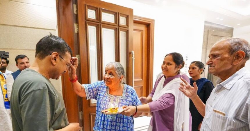 VIDEO: Mother performed aarti by applying tilak, how Kejriwal was welcomed as soon as he returned home