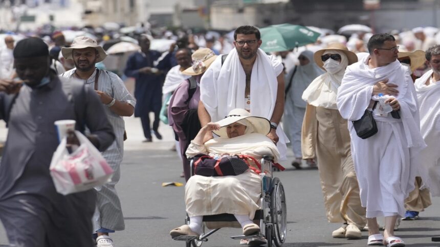 14 pilgrims died due to heat stroke during Hajj - India TV Hindi