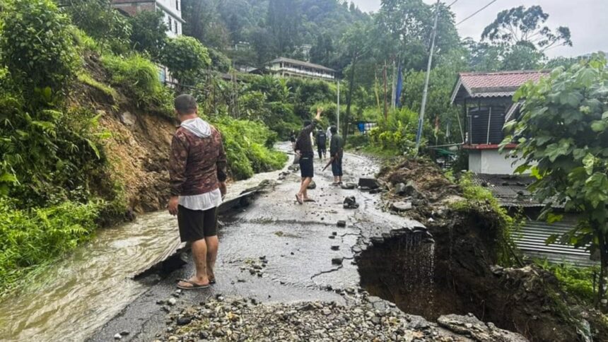 6 dead, 1500 tourists stranded due to heavy rains in Sikkim; lakes being monitored through satellite - India TV Hindi