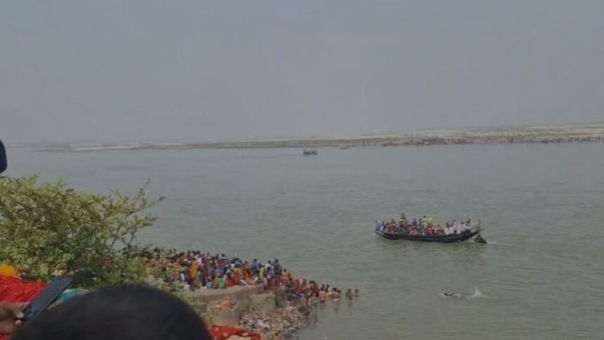 A boat capsized during Ganga bath in Patna, many people feared dead, dozens drowned