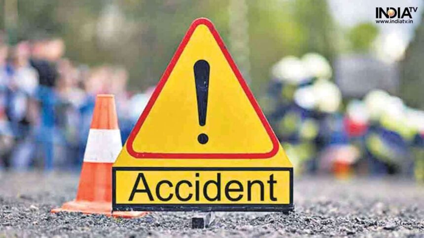 Auto of workers going to Gujarat for work collides with truck, 5 dead, 6 injured - India TV Hindi