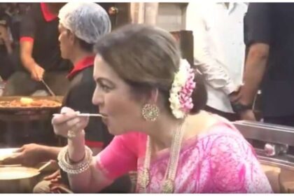Billionaire Nita Ambani ate chaat with great relish in a simple restaurant - India TV Hindi