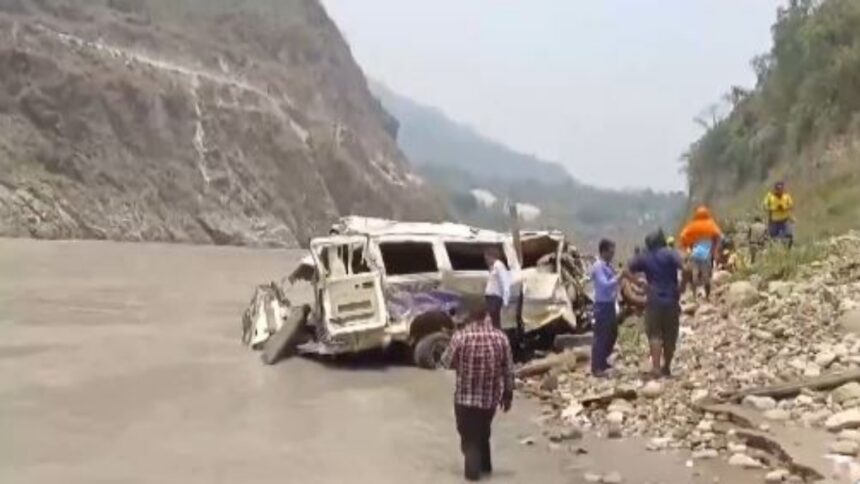 Major road accident in Uttarakhand, Tempo Traveller full of devotees fell into a ditch, 12 killed, 8 injured