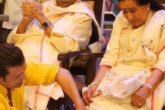 Sonu Nigam washed Asha Bhosle's feet with rose petals