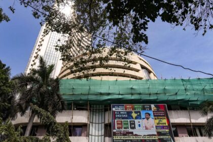 Stock market started flat, Sensex-Nifty reached red mark after opening in green - India TV Hindi