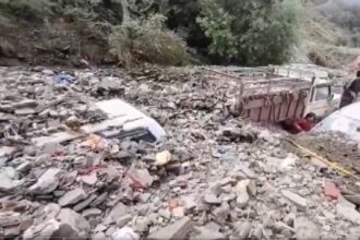 VIDEO: Rainfall wreaks havoc in Himachal... Huge boulders slide down mountains, many vehicles buried under landslide debris - India TV Hindi