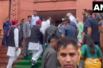 When Akhilesh Yadav called out to the Home Minister outside Parliament, he went forward and shook hands - VIDEO - India TV Hindi