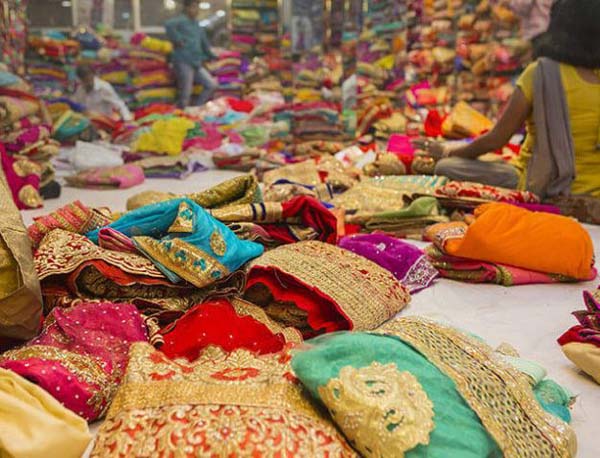 Surat: Demand of textile traders, open the market;  The livelihood of women working in retail value addition is also affected.