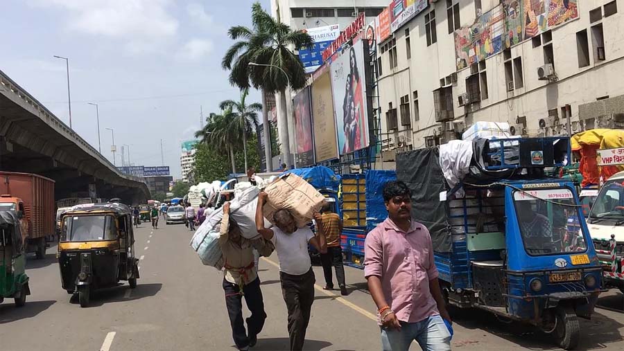 Workers returning home due to closure of Surat Textile Market, half of the work in the mills
