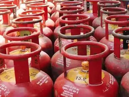 Inflation bomb exploded on common man's head even before Diwali, increase in prices of all LPG cylinders to vegetable-sugar