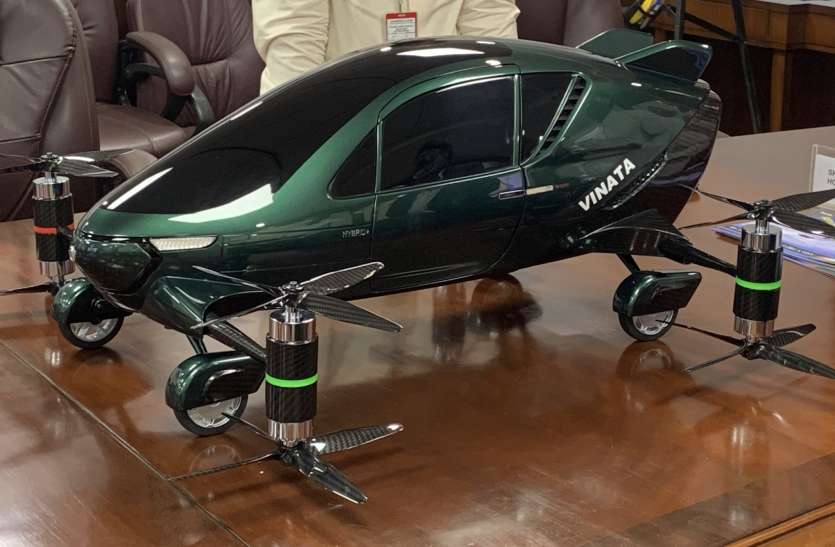 पहली मेक इन इंडिया हाइब्रिड फ्लाइंग कार का मॉडल देख खुश हुए नागरिक उड्डयन मंत्री सिंधिया
