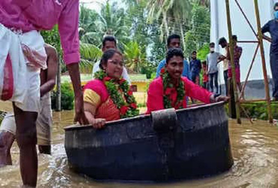 Amidst heavy rain, this Kerala couple reached the wedding pavilion sitting in Tapele
