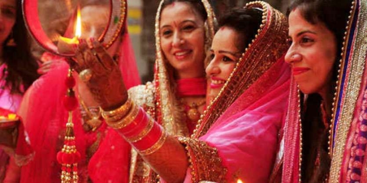 Karwa Chauth 2021: करवा चौथ पर आप भी अपनी पत्नी को दे सकते हैं ये यूनिक गिफ्ट्स