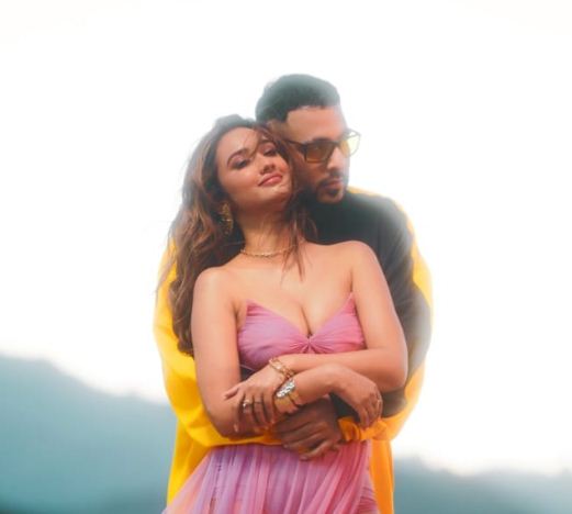Akanksha appeared in a different style in the video of Badshah's 'Jugnu' song