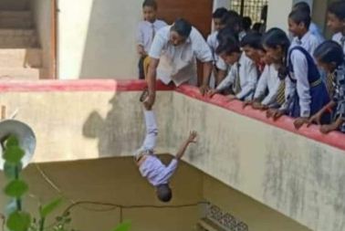 Teacher's cruel face!  The principal hanged a 7-year-old boy upside down from the balcony