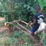 This boy put a JCB machine made of wood to dig the ground, the video went viral