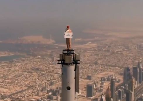 Air hostess's dangerous stunt on the world's tallest building, you will be surprised to see the video