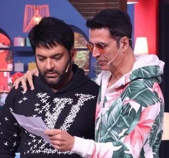 Akshay calls up SRK to fulfill fan's wish in 'The Kapil Sharma Show'