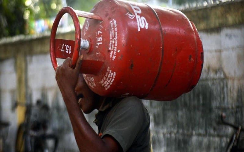 Another blow to the common man before the festivals, the price of cooking gas also increased