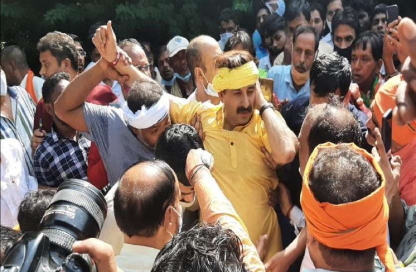 Delh: CM हाउस के बाहर विरोध प्रदर्शन में BJP नेता मनोज तिवारी घायल, अस्पताल में भर्ती
