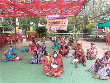 Demand for action against those who cheated women groups