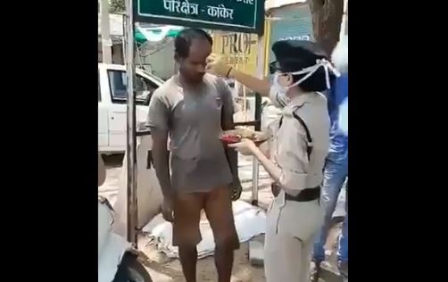 Female policemen were seen performing the aarti of a person without a mask, the video is going viral