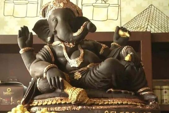 Ganesha idol made of chocolate is becoming the center of attraction among people