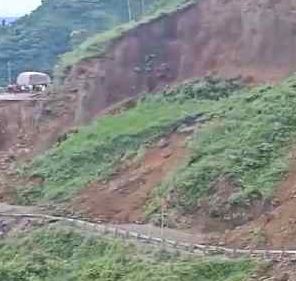 Himachal Pradesh: See how the mountain collapsed along with the road of the National Highway