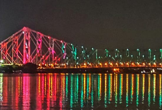 Howrah Bridge shines in the colors of Olympics