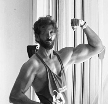 Hrithik Roshan flaunts biceps, picture goes viral