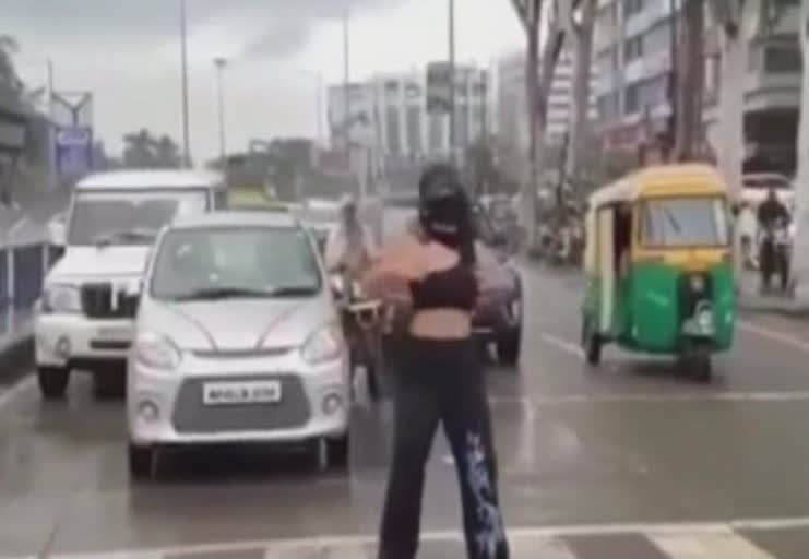 Indore: The girl suddenly started dancing at the traffic signal, got stuck badly after the video went viral