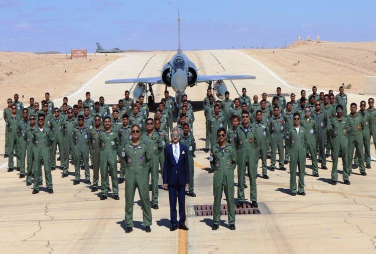 विदेश मंत्री एस जयशंकर इस्राइल में भारतीय वायुसेना के कर्मियों से मिले।