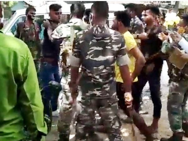 Jharkhand: Such a big punishment for not wearing a mask, an army soldier was beaten up fiercely by the policemen