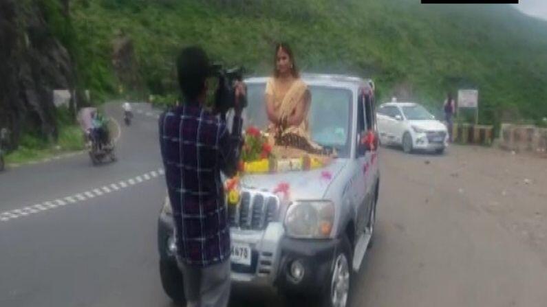 Maharashtra: The bride had to take a different entry in the marriage, the police registered a case after coming sitting on the bonnet of the car