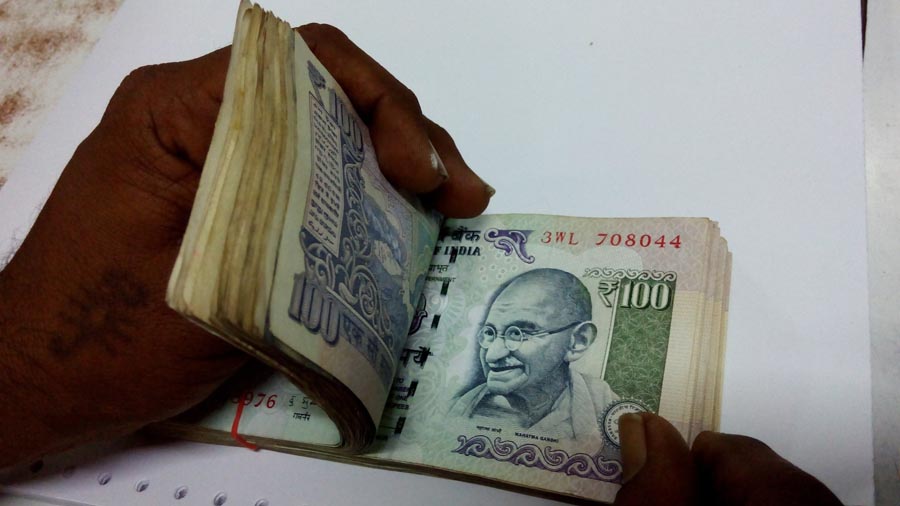 Passenger forgot Rs 1 lakh in cash at Red Fort metro station, know what happened then?