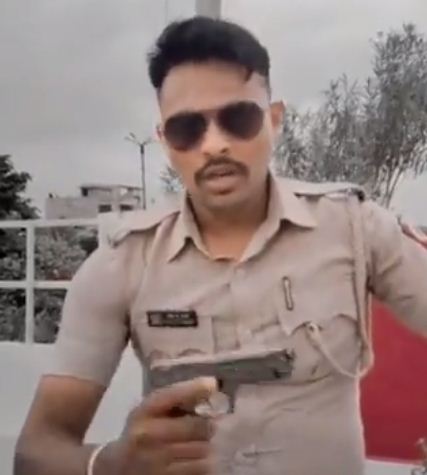 Police constable had to do policegiri by becoming Singham, suspended as soon as the video went viral