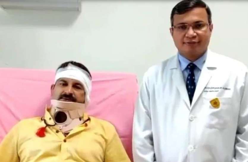 घायल बीजेपी सांसद मनोज तिवारी की तस्वीर पर RJD का तंज, सिर में चोट तो यूरोलॉजी में भर्ती क्यों?