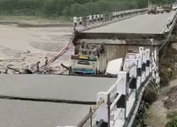 Ranipokhari bridge between Dehradun-Rishikesh collapses, vehicles running in the river