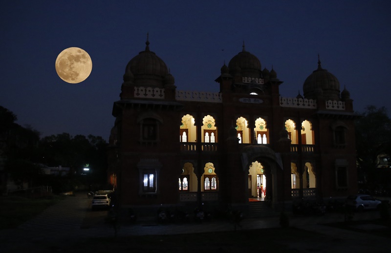 Sharad Purnima Indore News: सोलह कलाओं से पूर्ण चंद्रमा ने बरसाई आरोग्यदायी किरणें